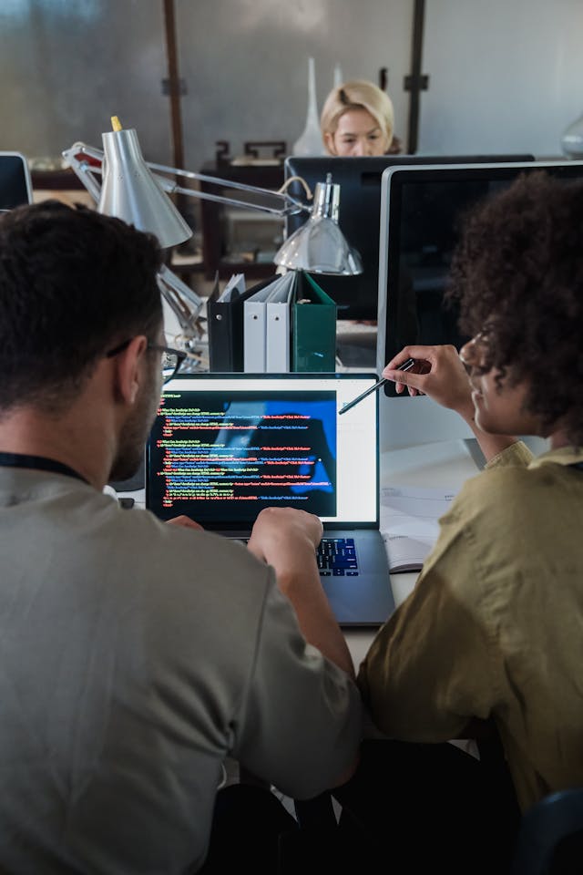 Equipo de SystExce trabajando en soluciones tecnológicas financieras
